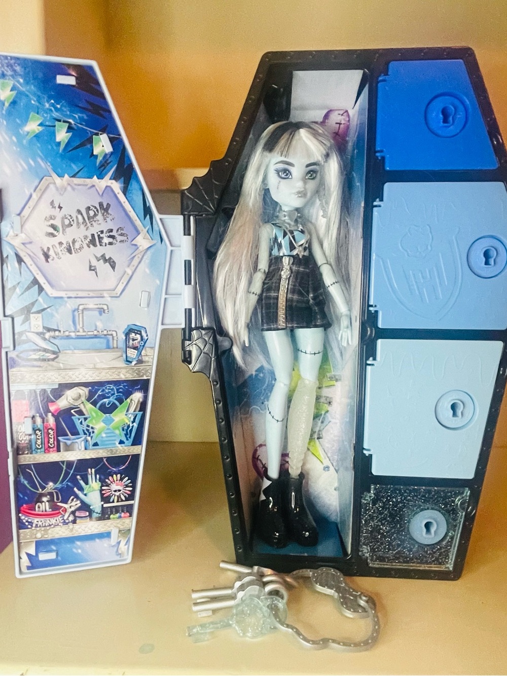 Monster High Skulltimate Secrets Fearidescent Frankie Stein, Locker Accessories
